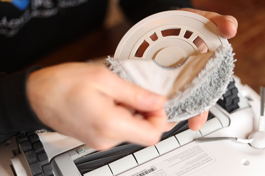 A Dreame L10s Ultra mop is attached using a velcro.